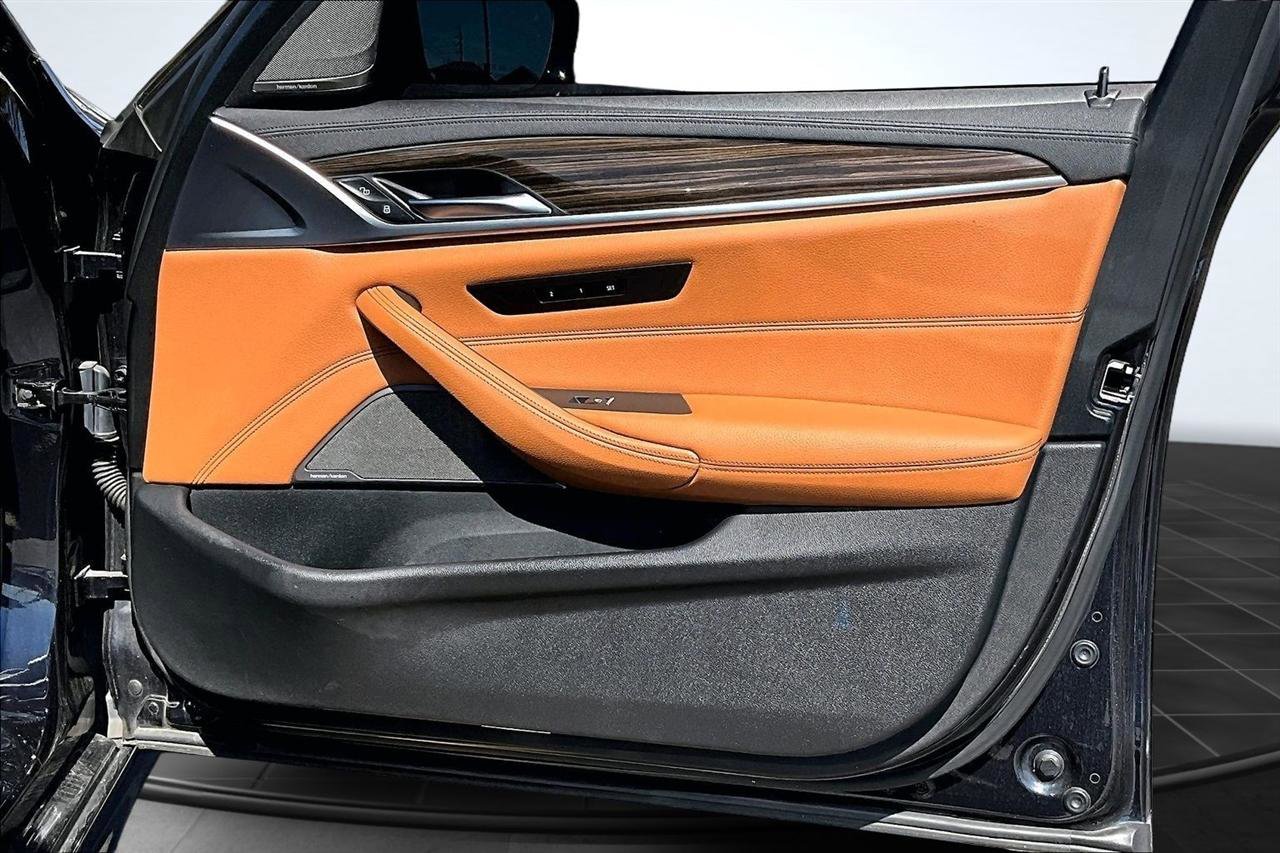 Used 2019 BMW M550i xDrive image 28