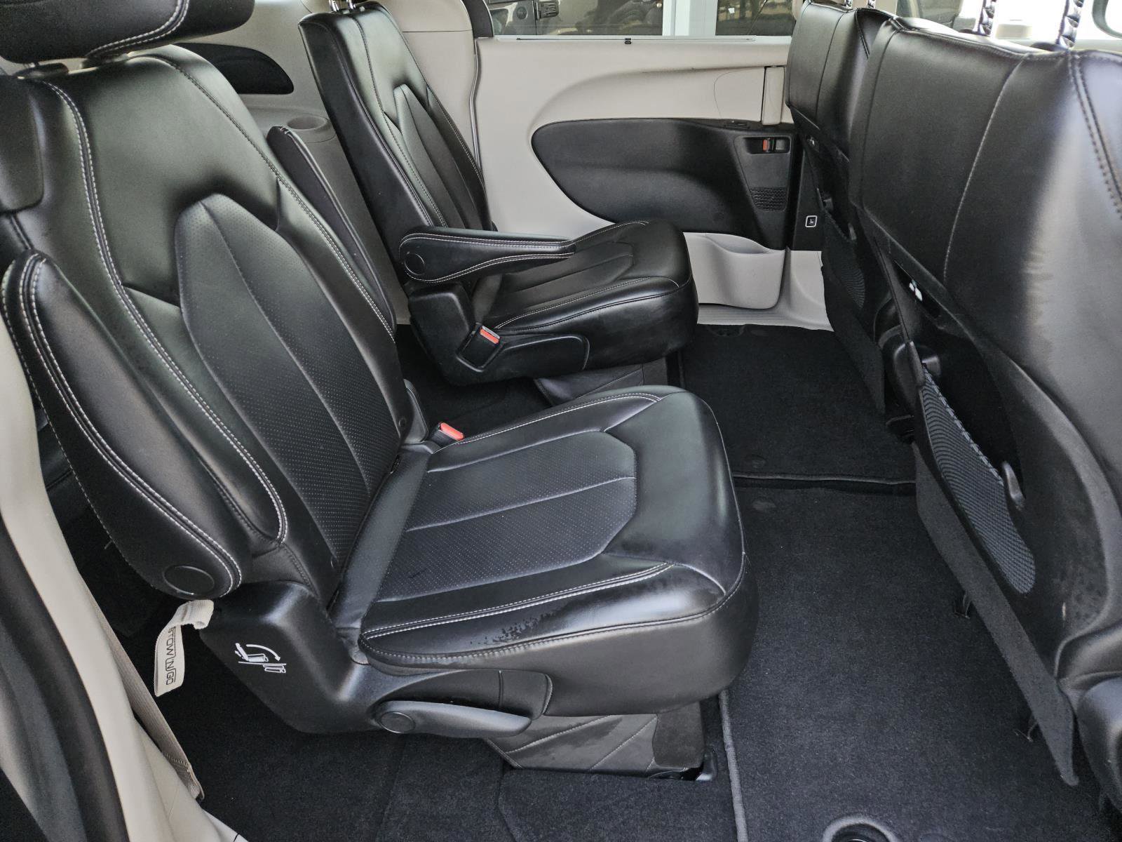 Used 2023 Chrysler Pacifica Touring-L image 31