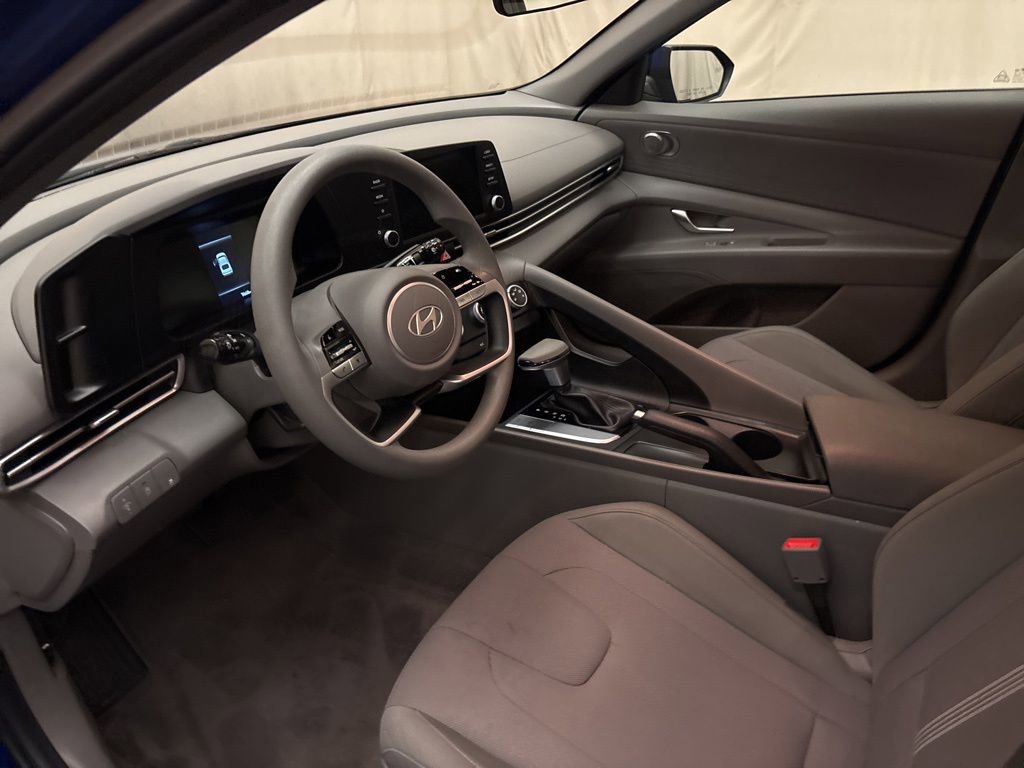 Certified 2025 Hyundai Elantra SE image 13