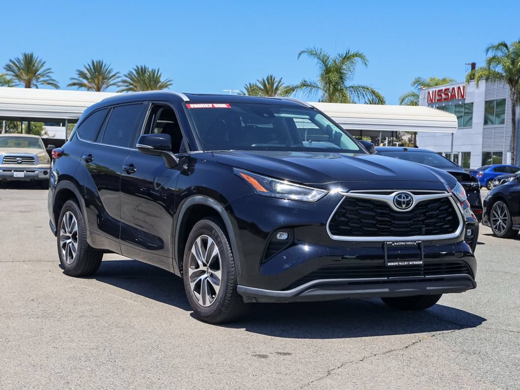 Used 2023 Toyota Highlander XLE FWD image 2