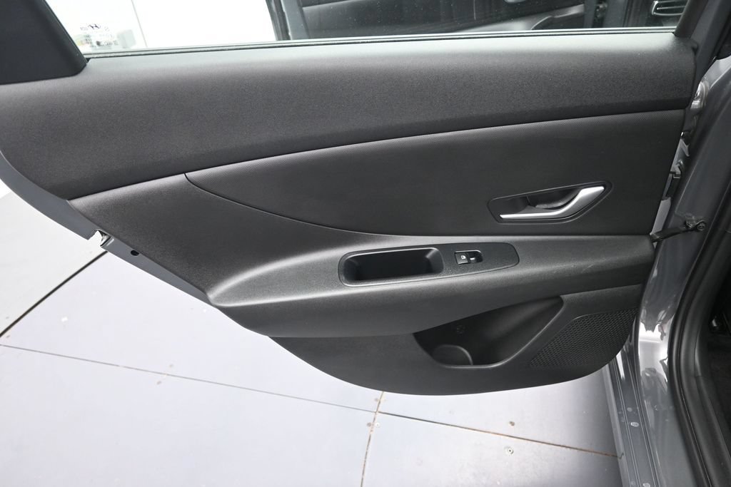 Used 2025 Hyundai Elantra SE FWD image 12
