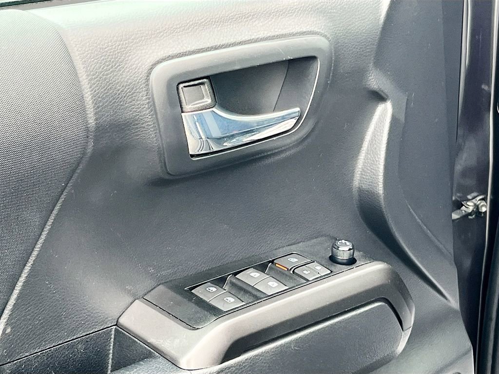 Used 2022 Toyota Tacoma TRD Off-Road image 17