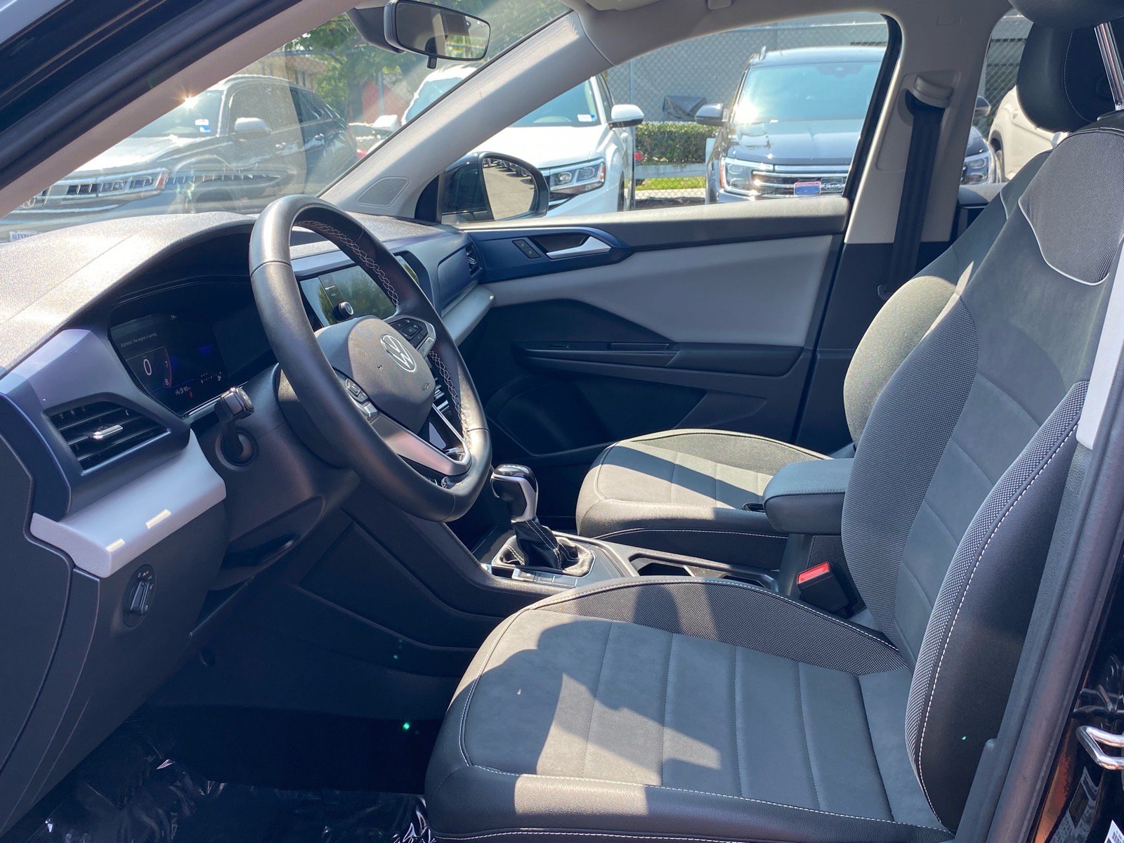 Certified 2023 Volkswagen Taos SE w/ Panoramic Sunroof Package FWD image 11