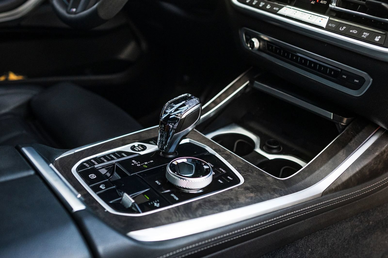 Used 2022 BMW X7 M50i w/ Dynamic Handling Package AWD/4WD image 36