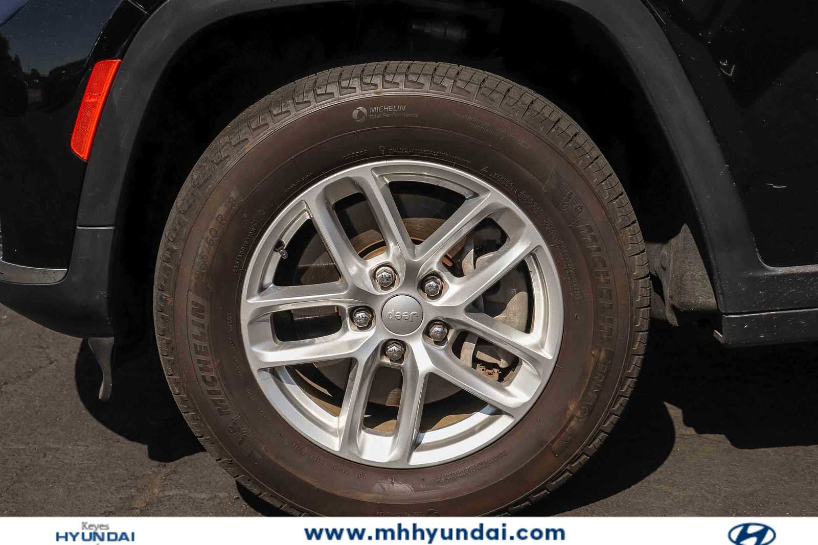 Used 2024 Jeep Grand Cherokee L Laredo RWD image 8