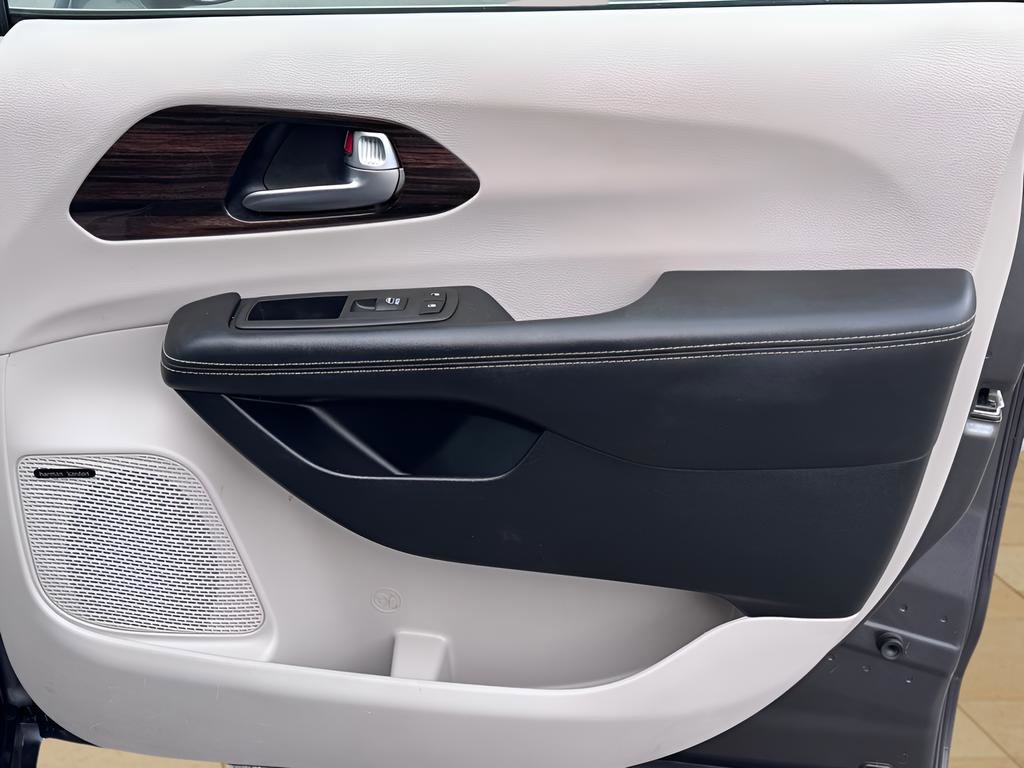 Used 2022 Chrysler Pacifica Limited FWD image 31