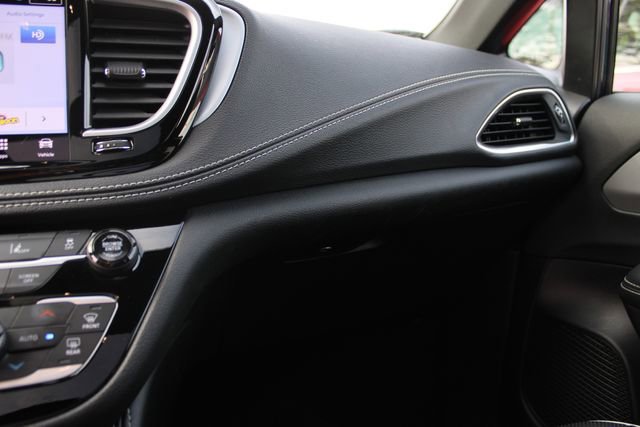 Used 2025 Chrysler Pacifica Limited FWD image 24