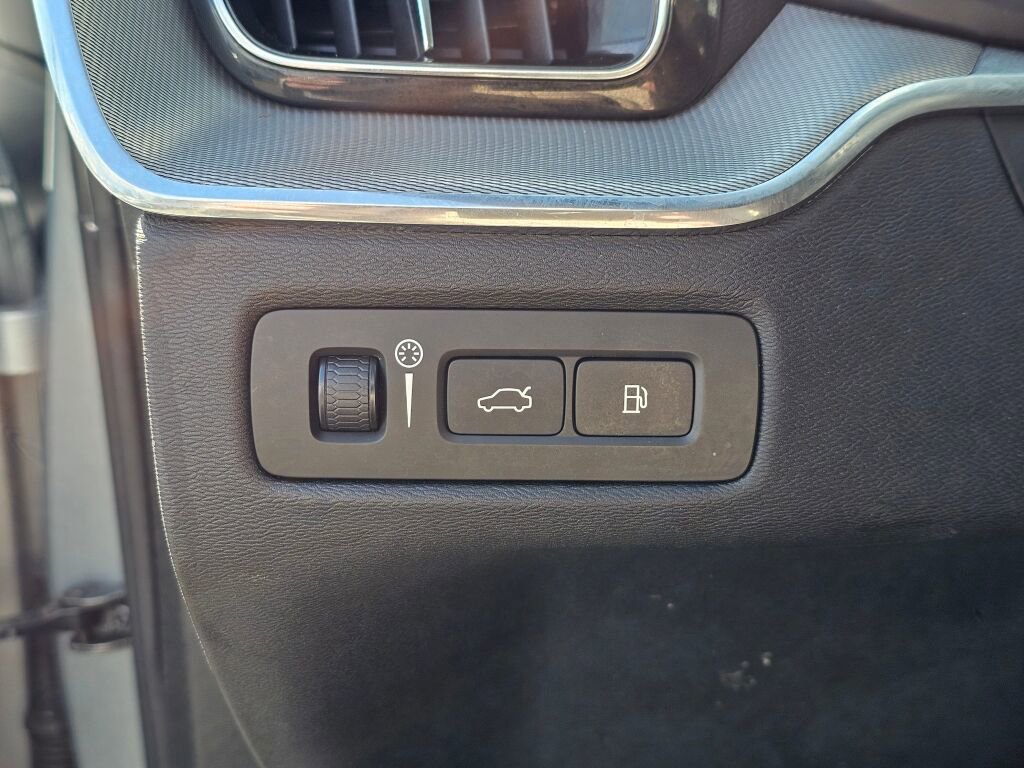 Used 2018 Volvo XC60 T8 R-Design w/ Convenience Package image 33