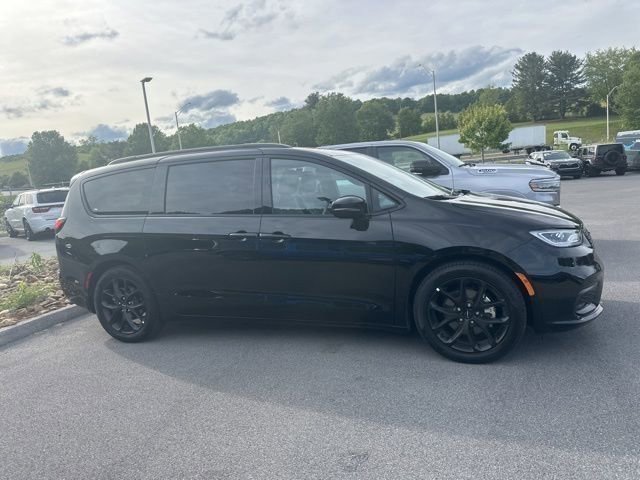 Used 2025 Chrysler Pacifica Limited FWD image 14