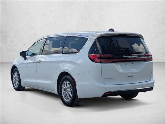 Used 2023 Chrysler Pacifica Touring-L FWD image 7