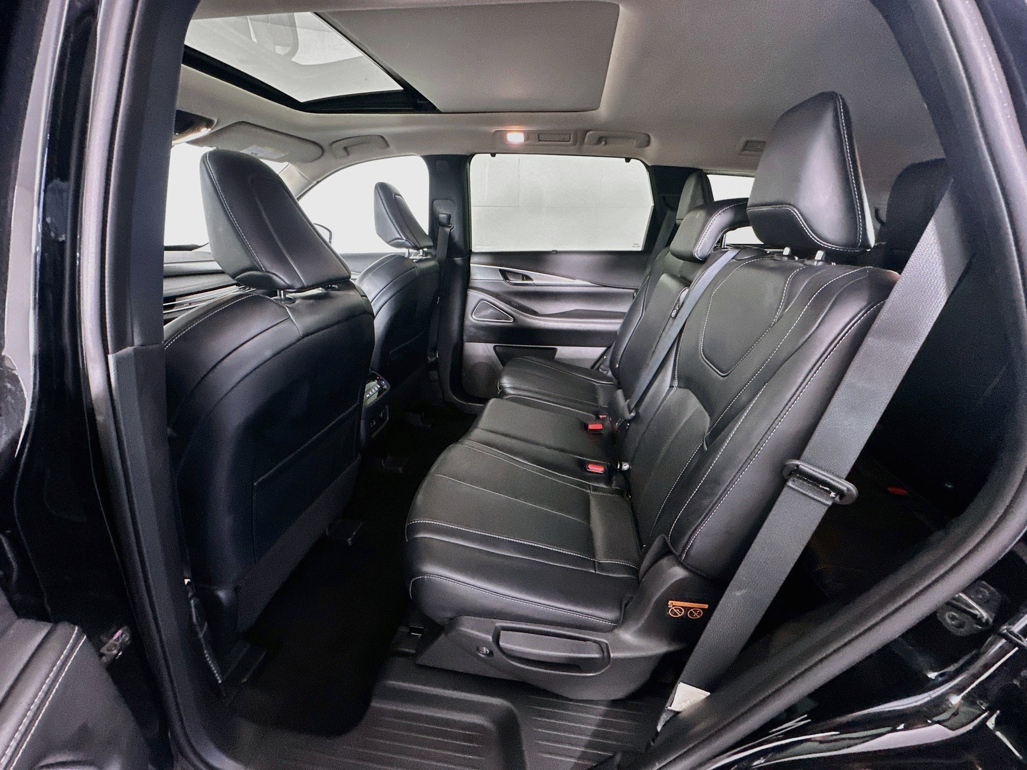 Used 2023 INFINITI QX60 Luxe w/ Performance Audio Package FWD image 29