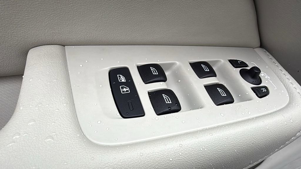 Certified 2024 Volvo XC60 T8 Ultimate w/ Climate Package image 15