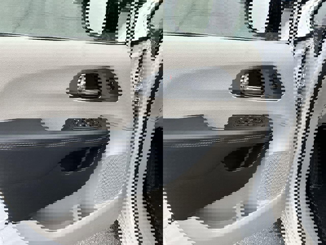 Used 2024 Chrysler Pacifica Touring-L image 18