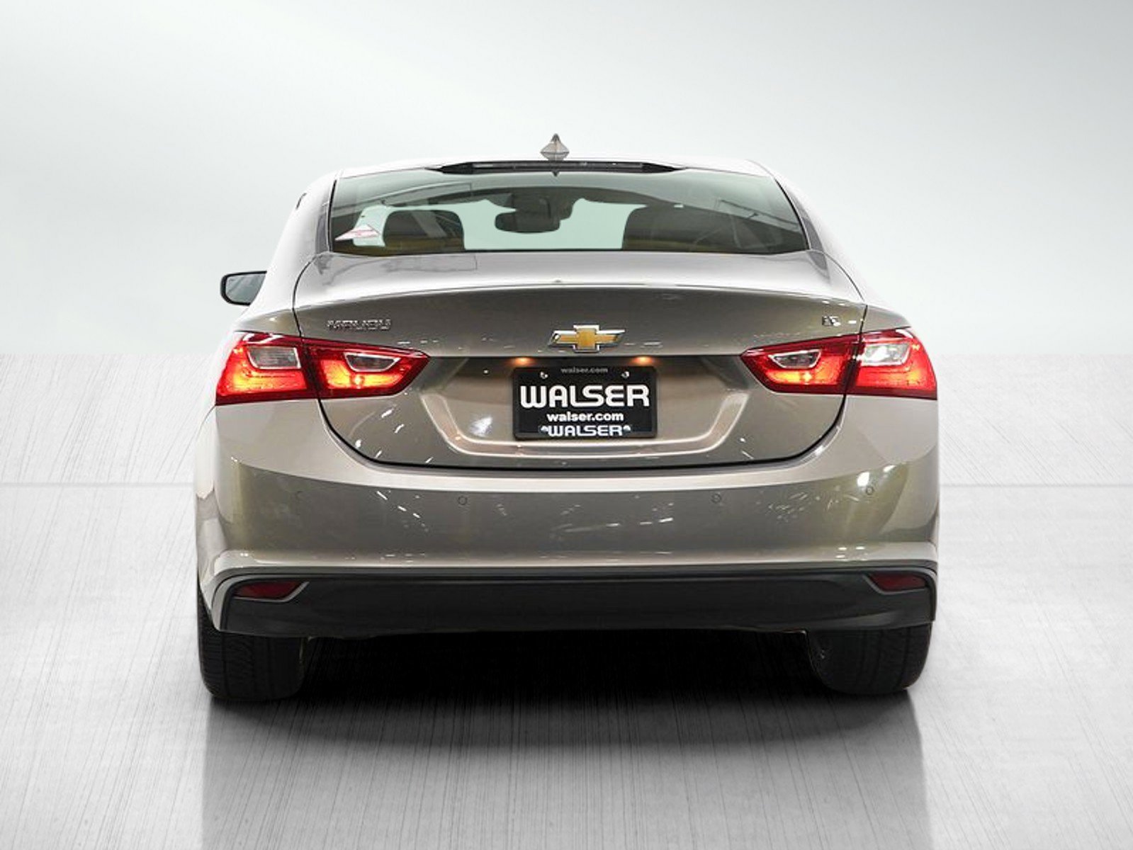 Used 2017 Chevrolet Malibu LT w/ Leather Package FWD image 4