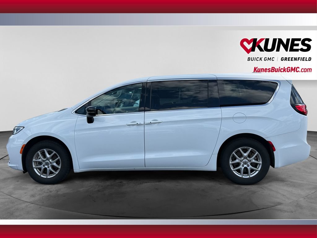 Used 2024 Chrysler Pacifica Touring-L FWD image 6