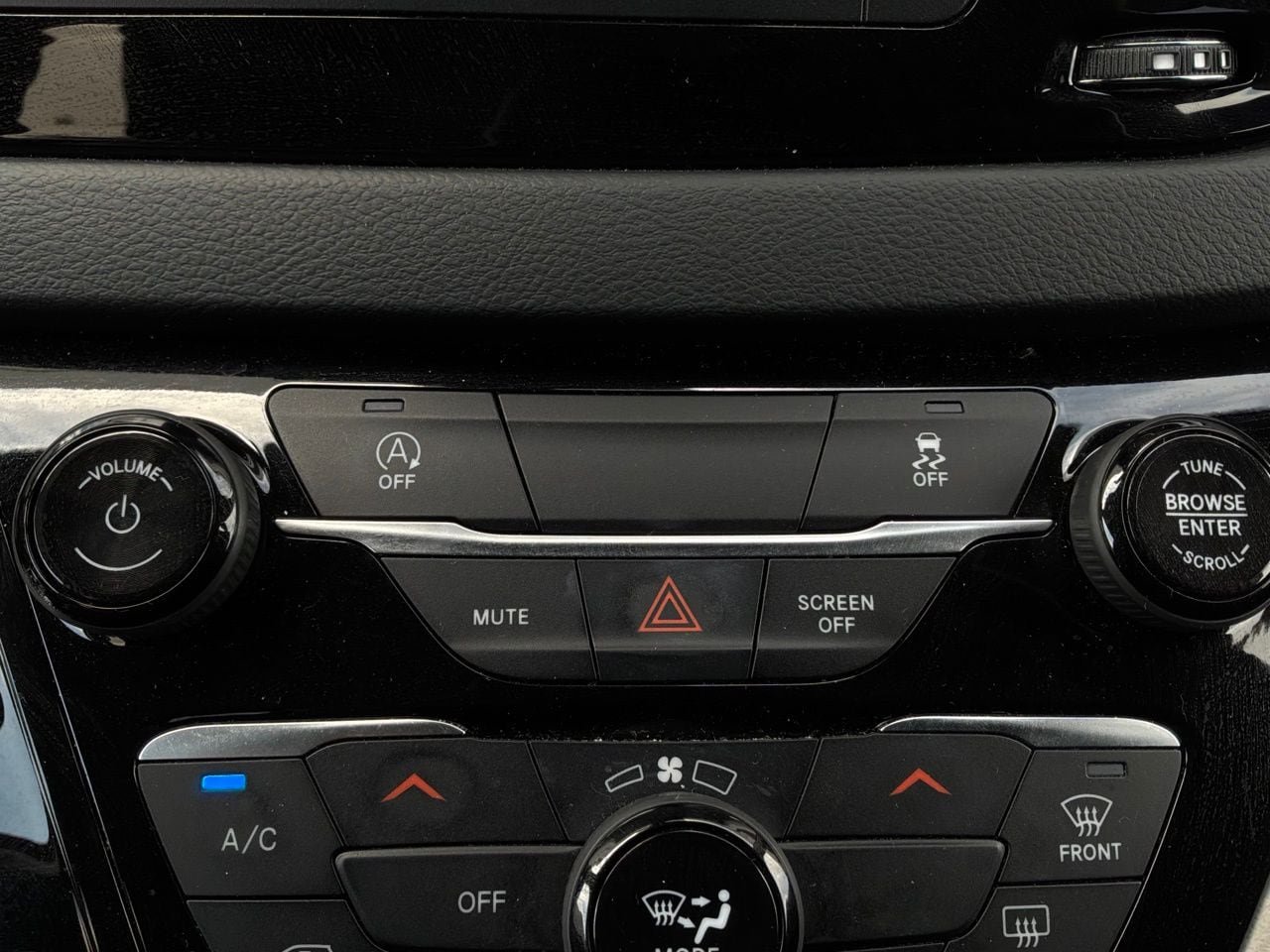 Used 2023 Chrysler Voyager LX FWD image 31