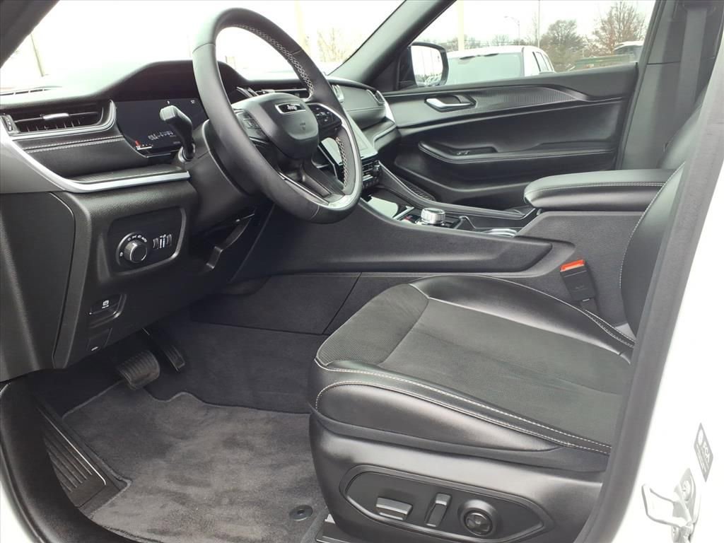 Certified 2025 Jeep Grand Cherokee Altitude image 14