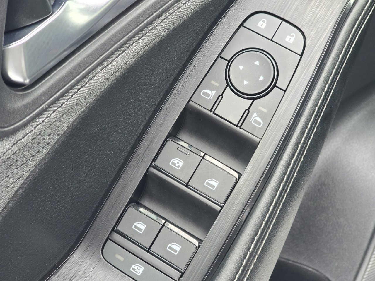 Used 2023 Nissan Rogue SV image 24