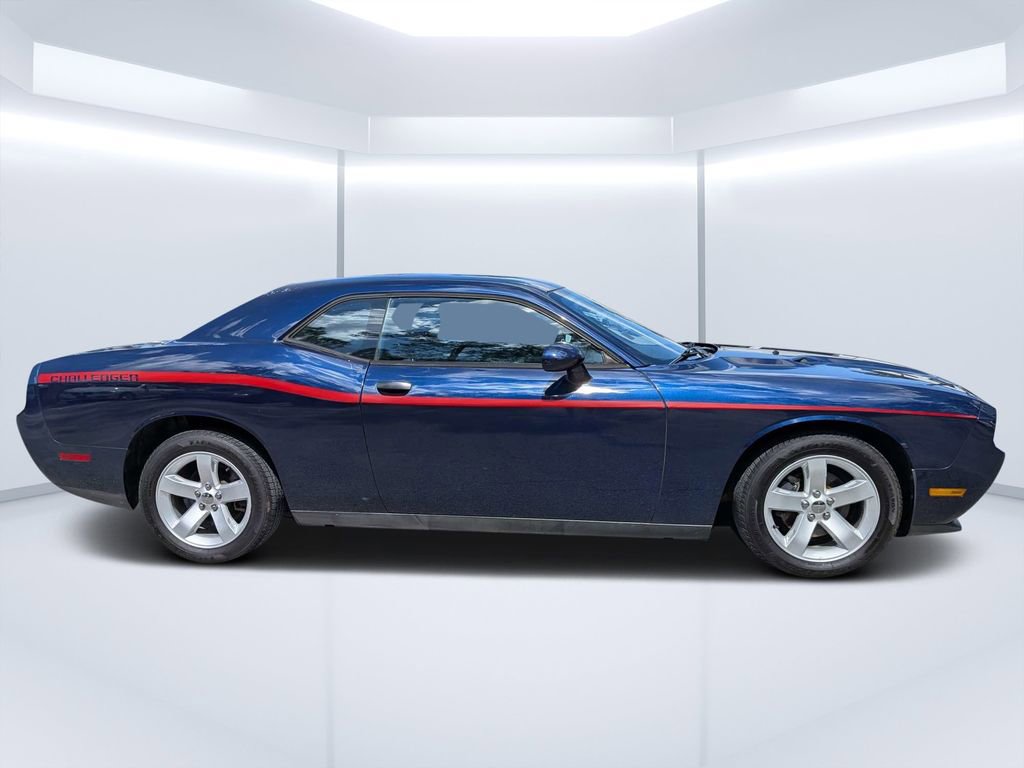 Used 2014 Dodge Challenger SXT RWD image 2