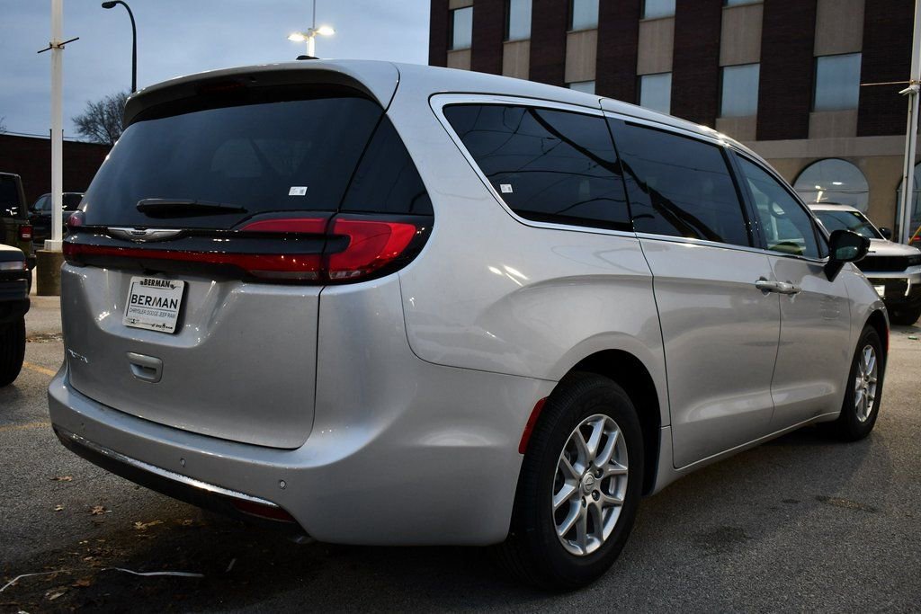 New 2026 Chrysler Pacifica Select image 7
