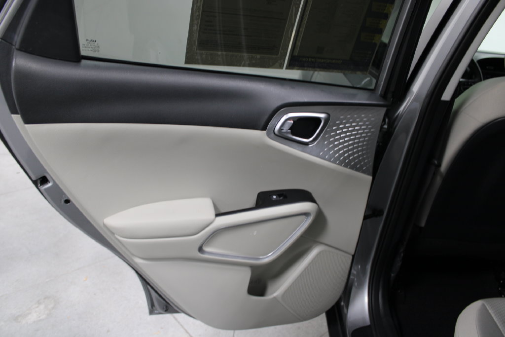 Used 2025 Kia Soul LX w/ LX Technology Package FWD image 19
