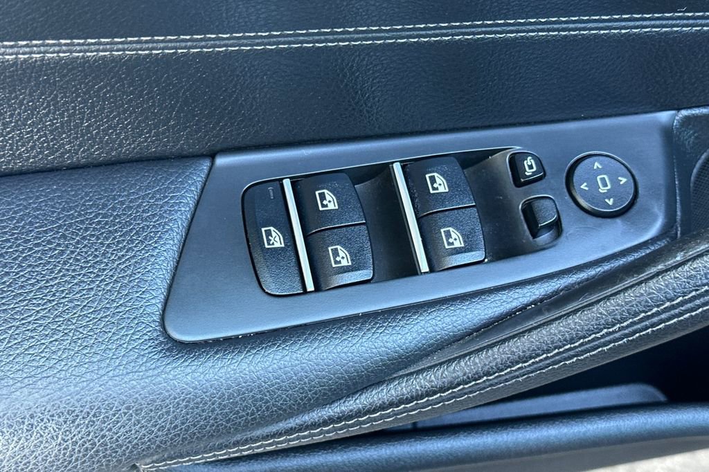 Used 2019 BMW 530e w/ M Sport Package image 11