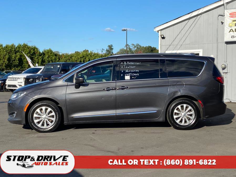 Used 2019 Chrysler Pacifica Touring-L image 2