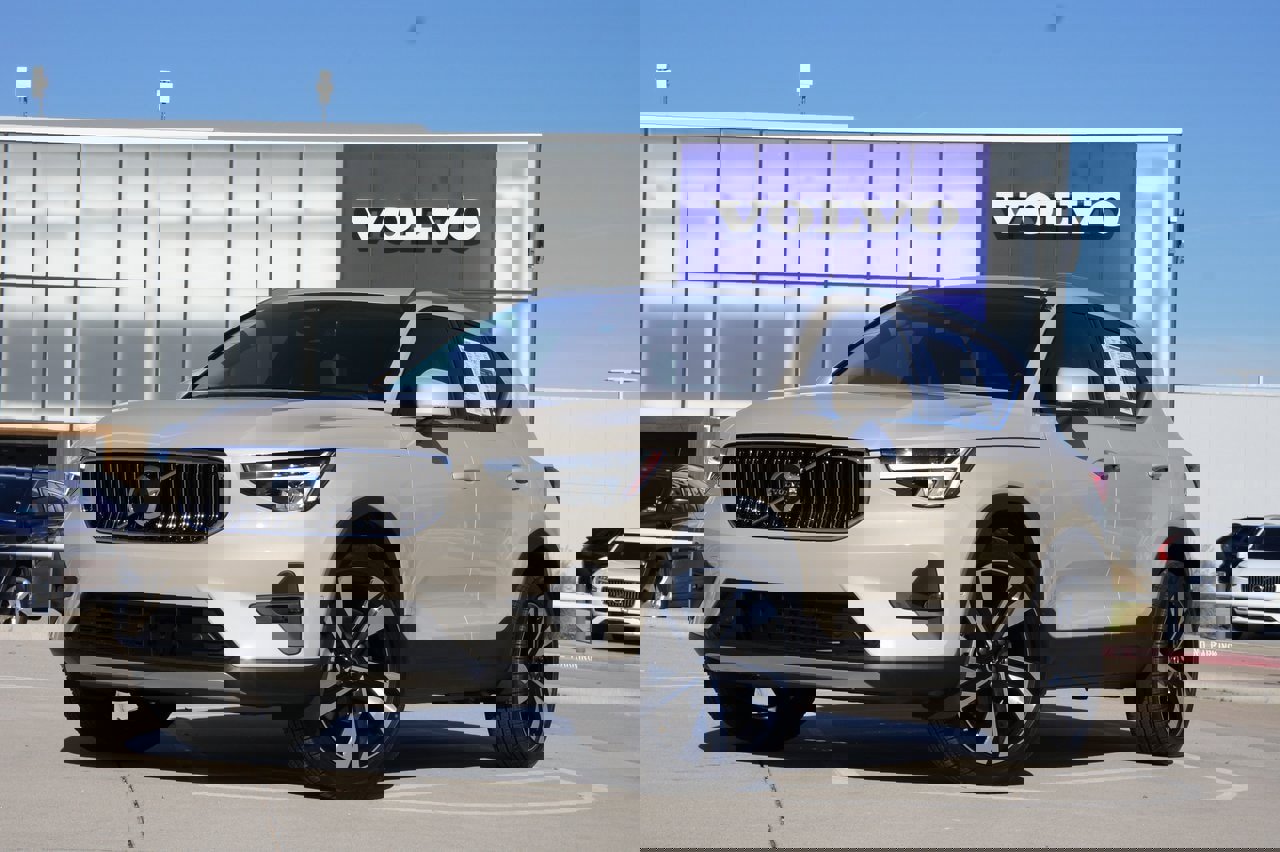 New 2025 Volvo XC40 B5 Plus w/ Climate Package