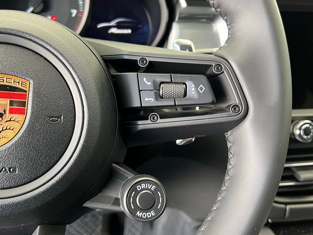 Certified 2026 Porsche Macan AWD/4WD image 9