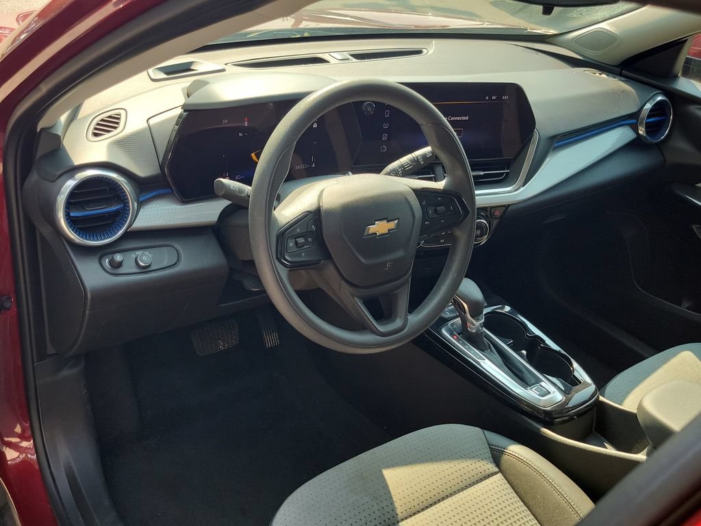 Used 2025 Chevrolet Trax LT FWD image 17