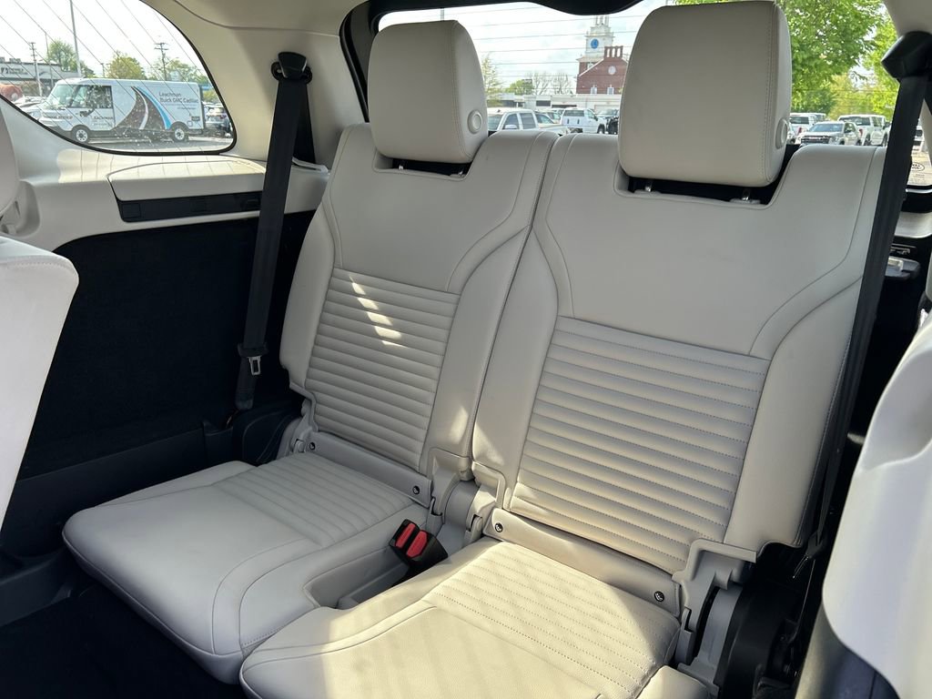 Used 2025 Land Rover Discovery S image 49