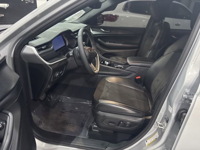 Used 2024 Jeep Grand Cherokee Altitude AWD/4WD image 11