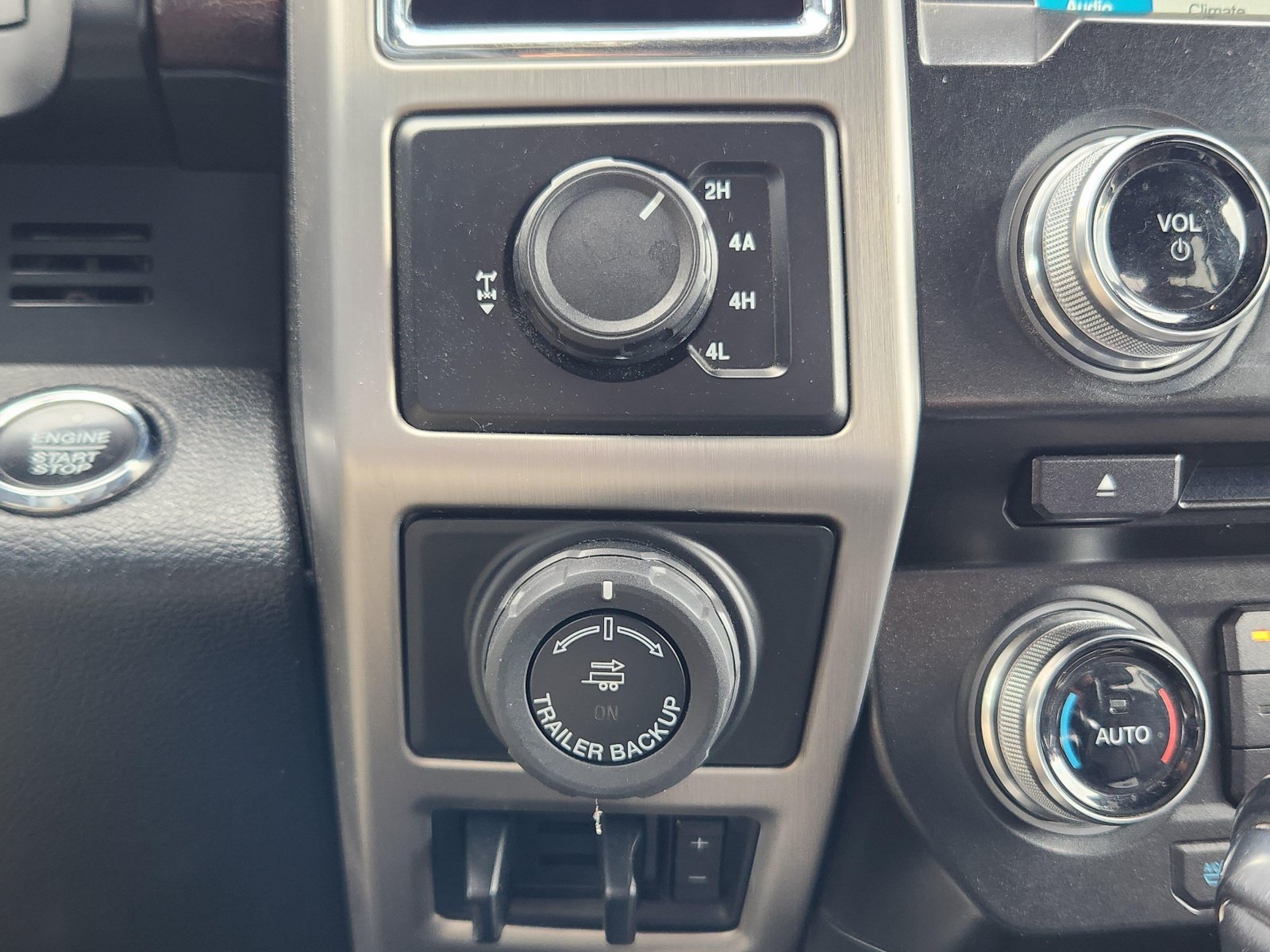 Used 2016 Ford F150 Platinum w/ Equipment Group 701A Luxury AWD/4WD image 31