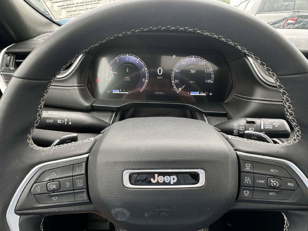 Used 2024 Jeep Grand Cherokee Laredo AWD/4WD image 19