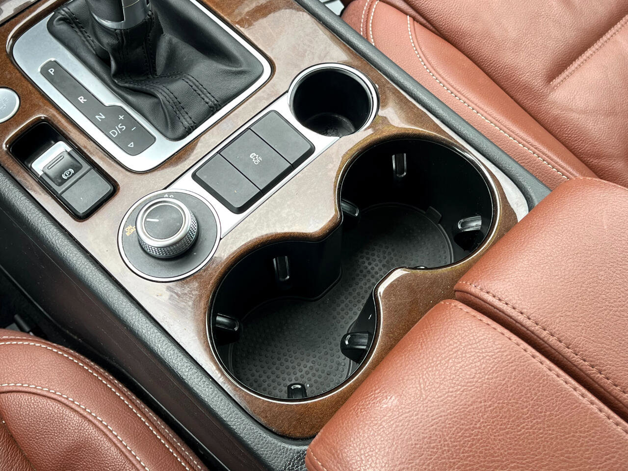 Used 2015 Volkswagen Touareg TDI image 32