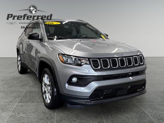 Used 2023 Jeep Compass Latitude image 1