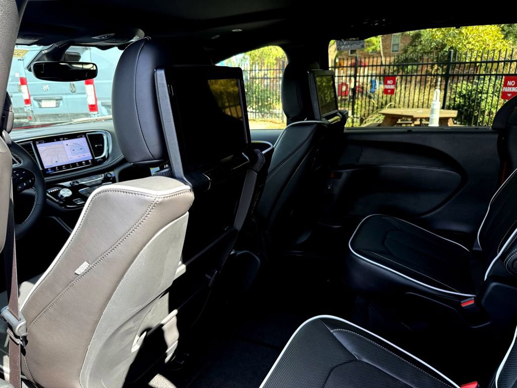 New 2026 Chrysler Pacifica Limited w/ Uconnect Theater Family Group FWD image 11