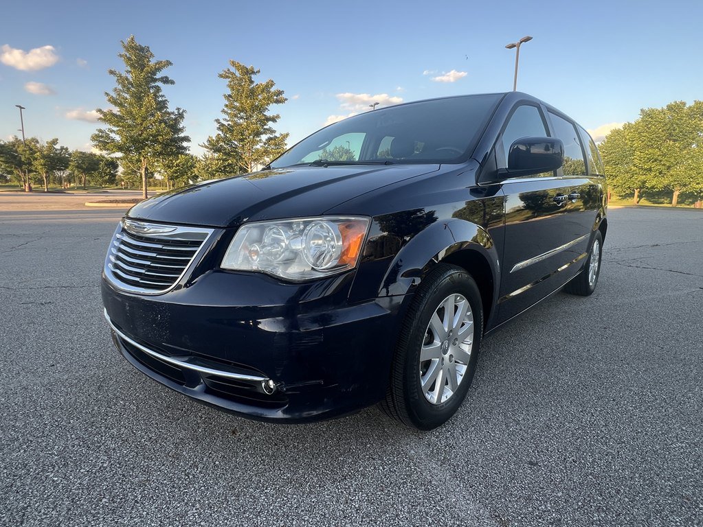 Used 2014 Chrysler Town & Country Touring FWD image 1