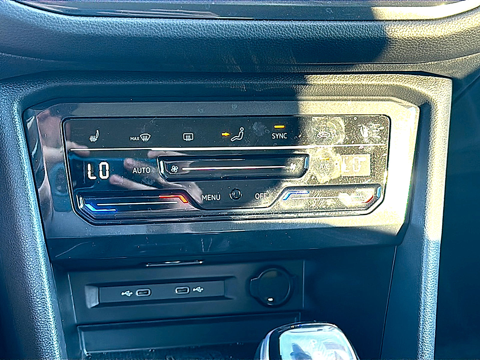 Used 2024 Volkswagen Tiguan SE w/ Panoramic Sunroof Package image 32