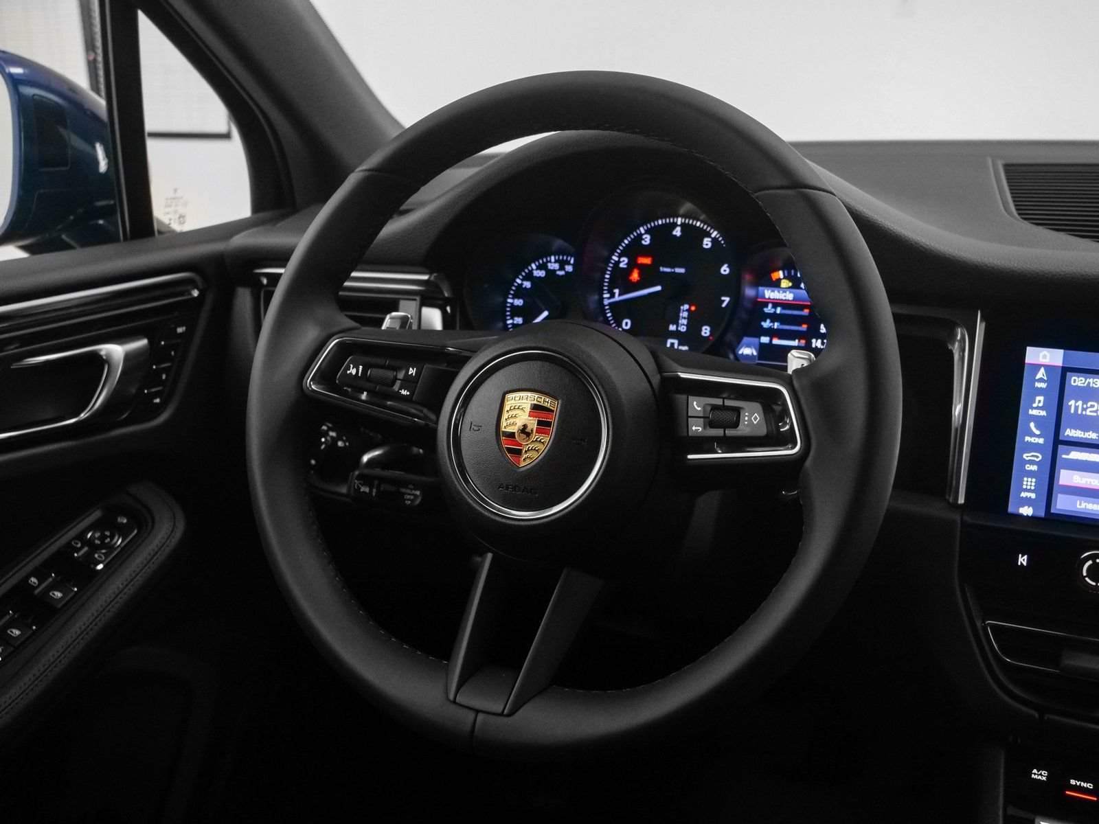 Certified 2025 Porsche Macan AWD/4WD image 23
