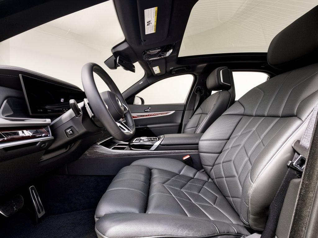 Certified 2023 BMW i7 xDrive60 AWD/4WD image 5