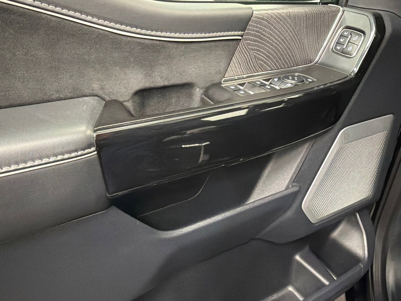 Used 2023 Ford F150 Lightning Platinum image 37