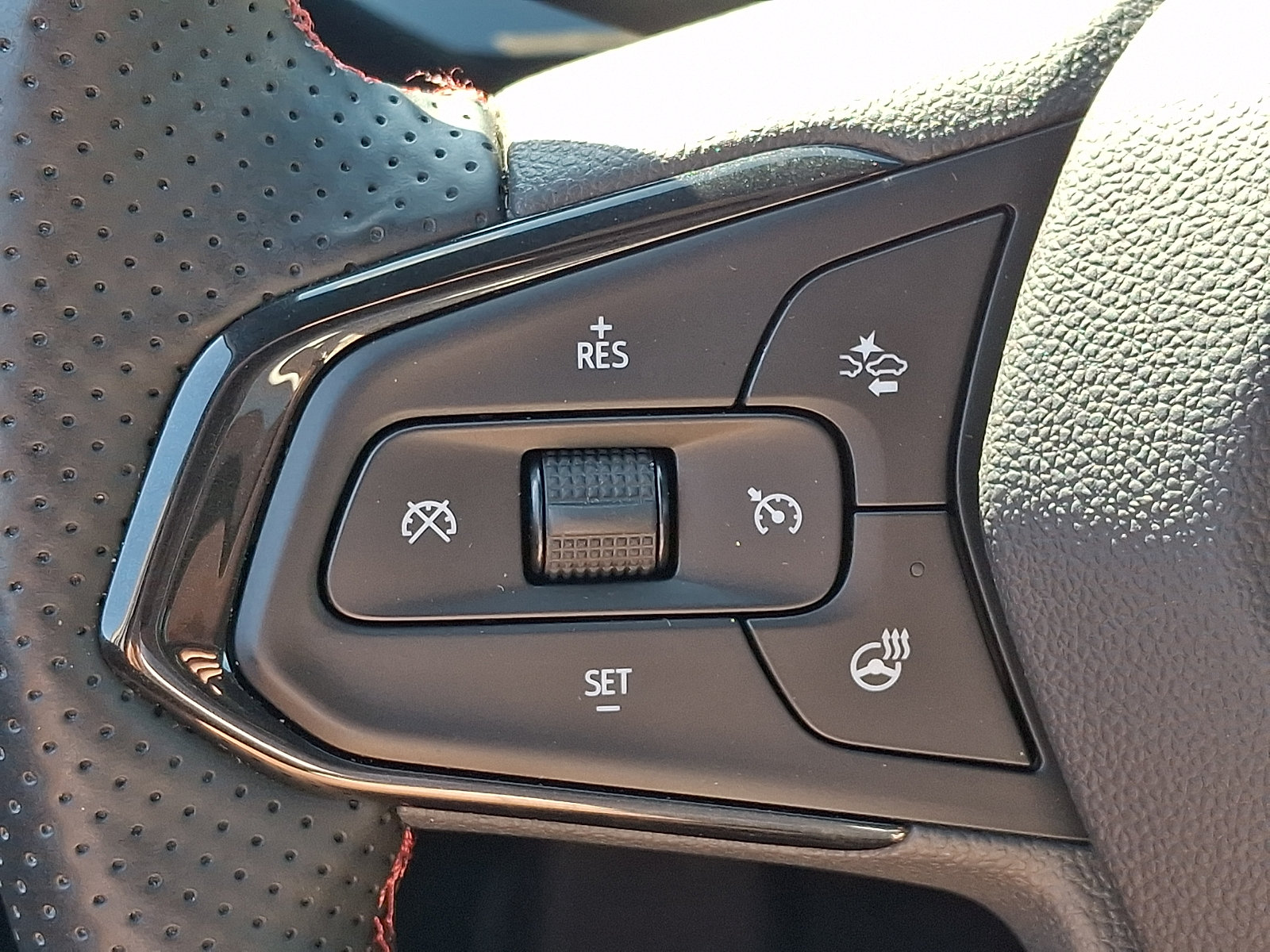 Certified 2026 Chevrolet Trax RS w/ Sunroof Package FWD image 22