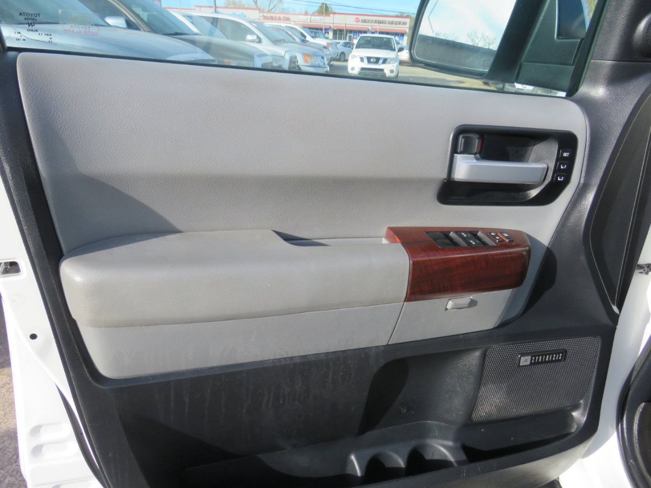 Used 2015 Toyota Sequoia Platinum image 10