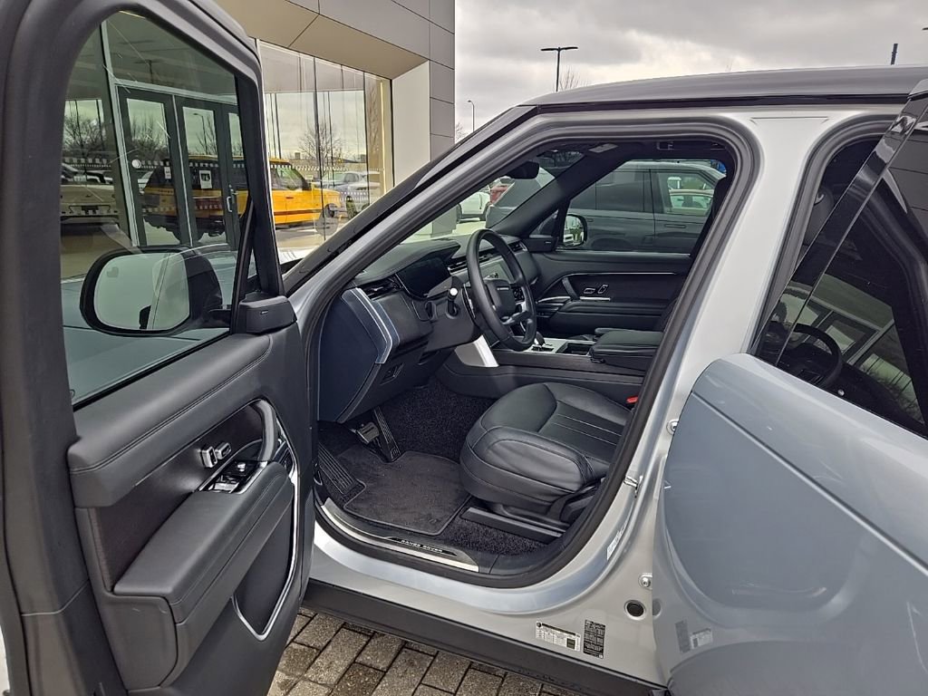 Certified 2025 Land Rover Range Rover Long Wheelbase SE image 16