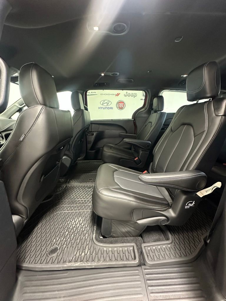 New 2025 Chrysler Pacifica Select w/ Fav Edition Package image 24