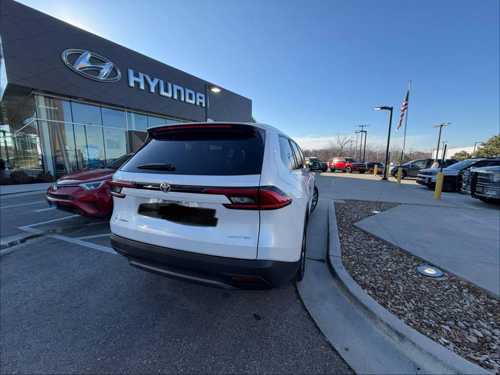 Used 2024 Toyota Grand Highlander Limited image 5