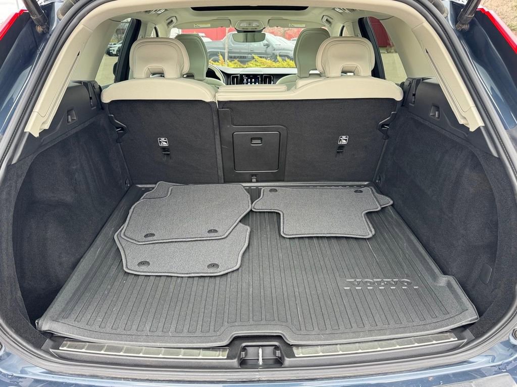 Used 2022 Volvo XC60 B5 Momentum w/ Climate Package image 5