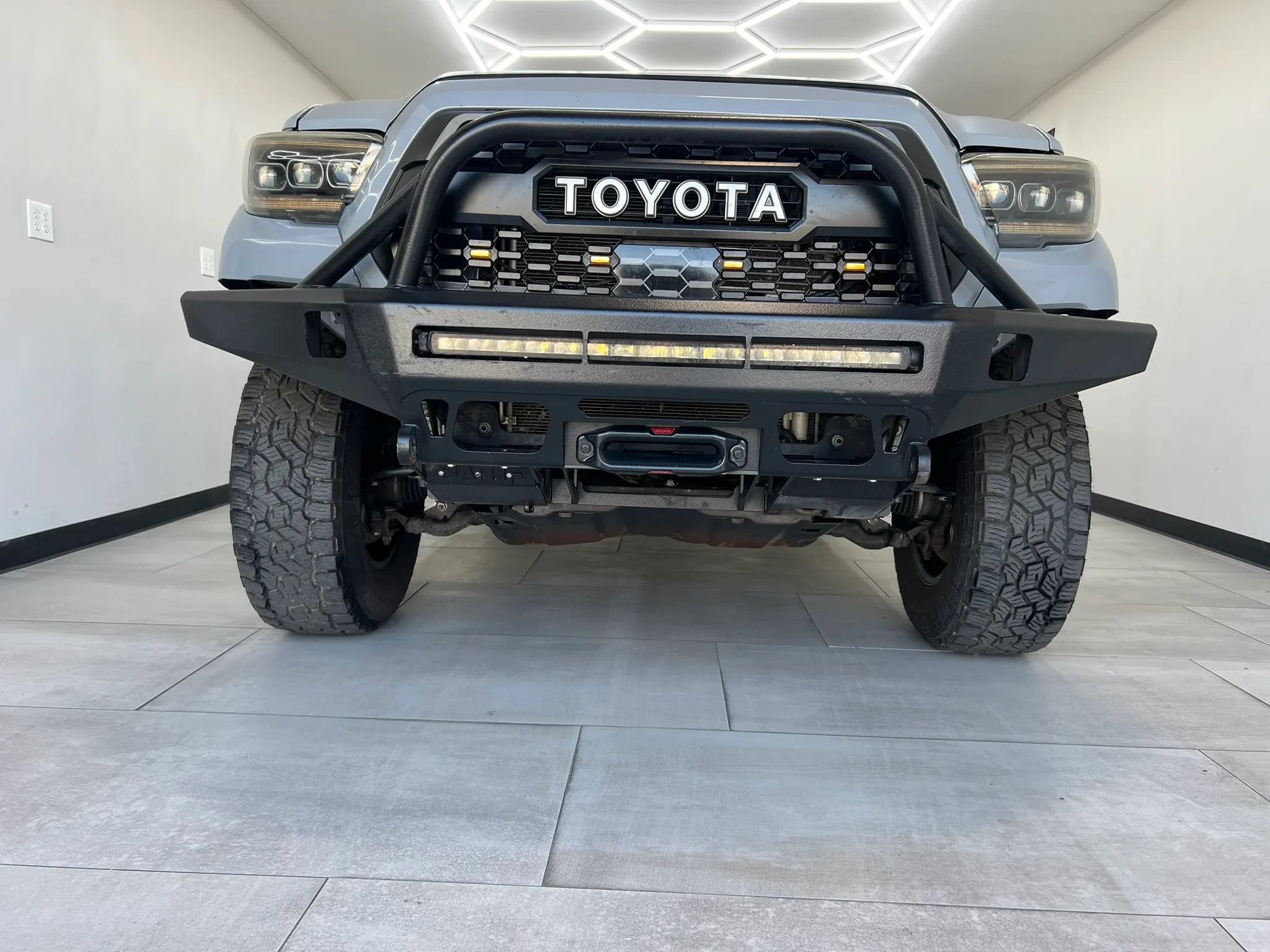 Used 2019 Toyota Tacoma TRD Off-Road AWD/4WD image 7