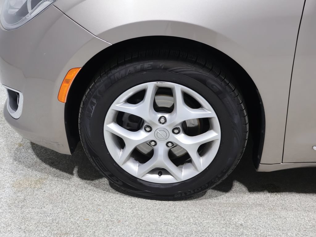 Used 2017 Chrysler Pacifica Touring-L Plus w/ Tire & Wheel Group FWD image 9